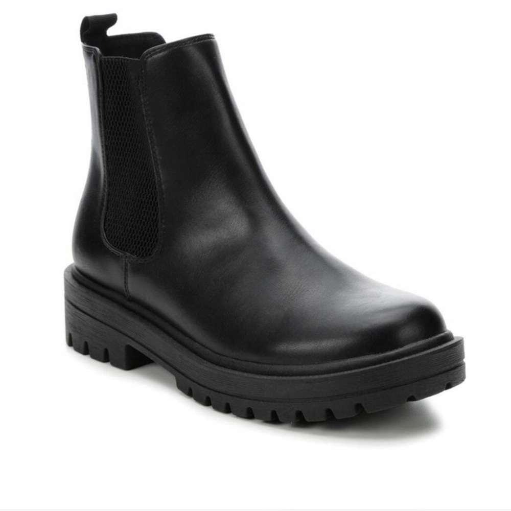 On trend lug sole Chelsea boot in black.  Brand new in box.